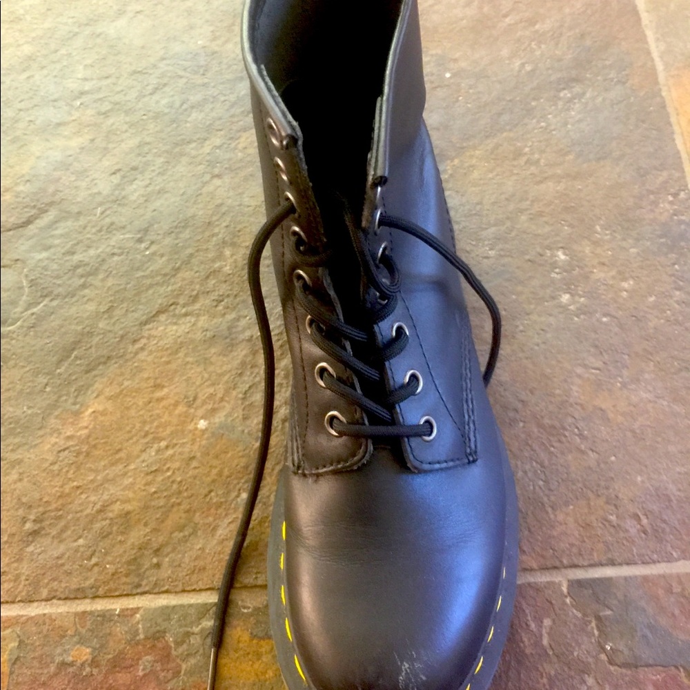 Doc Martens LEFT SHOE ONLY! Size 7 Black Dr Martin looks NEW
